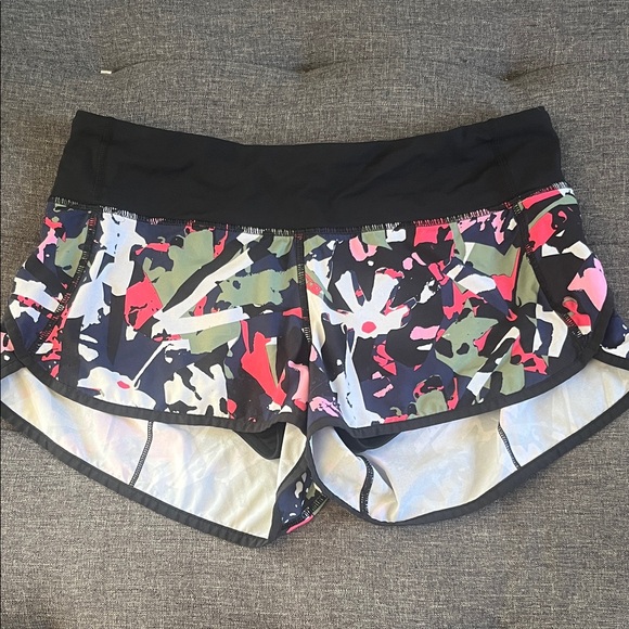 Lululemon Hotty Hot Women's Black and Multicolor Athletic Shorts.  Size 6 - Picture 1 of 5